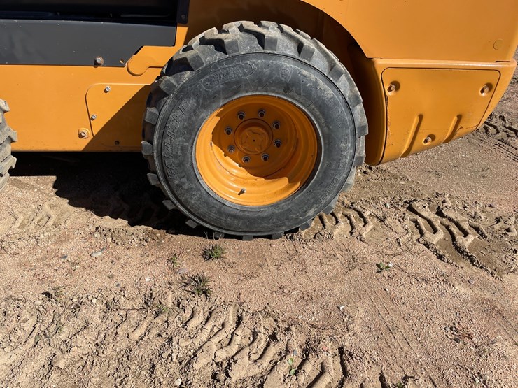 #1079-•-2014-case-sr220-skid-steer-image-9