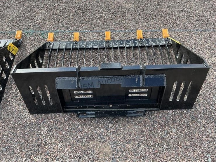 2026-giyi-44in-rock-bucket-for-stand-up-skid-steer-image-4