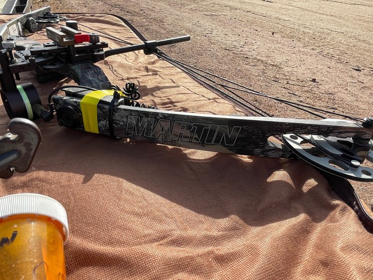 #5217-•-(3)-compound-bows-with-arrows-and-accessories-image-7
