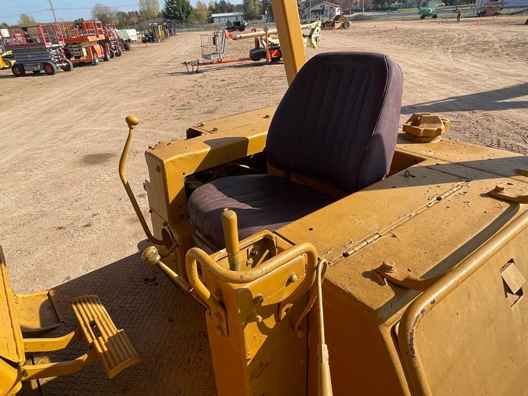 #1910-•-komatsu-d575-1-track-loader-image-21