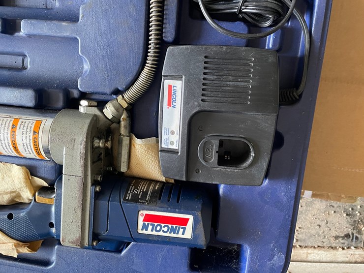 #5216-•-lincoln-battery-powered-grease-gun-image-4