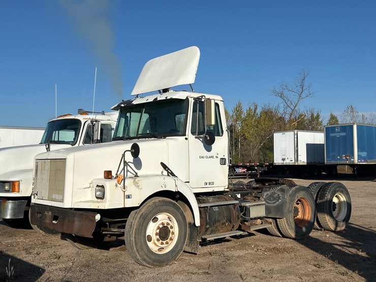 #6903-•-1995-volvo-gm-wg64t-tandem-axle-day-cab-semi-tractor-(has-wi-title)-image-1