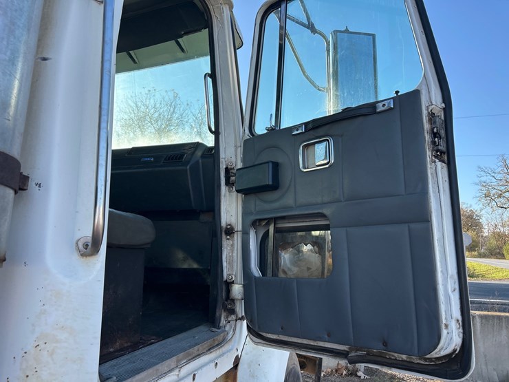 #6903-•-1995-volvo-gm-wg64t-tandem-axle-day-cab-semi-tractor-(has-wi-title)-image-51