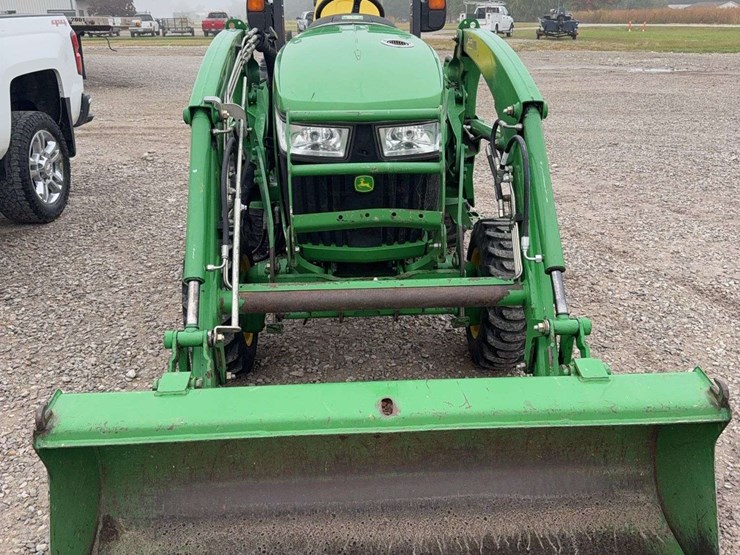 2016-john-deere-3033r-tractor,-front-loader,-with-bucket,-hydrostat,-diesel-engine,-1473.5-hours,540pto,-3pt-,-s/n--lv3033rcgg100590,-loader-s/n--1poh165xpfx009721.-image-4