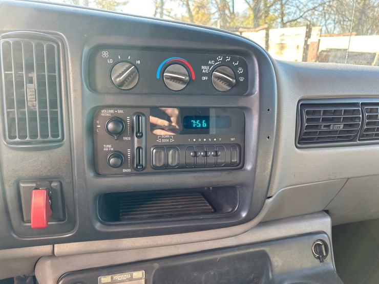 #6932-•-2000-chevrolet-3500-box-truck-(has-wi-title)-image-11