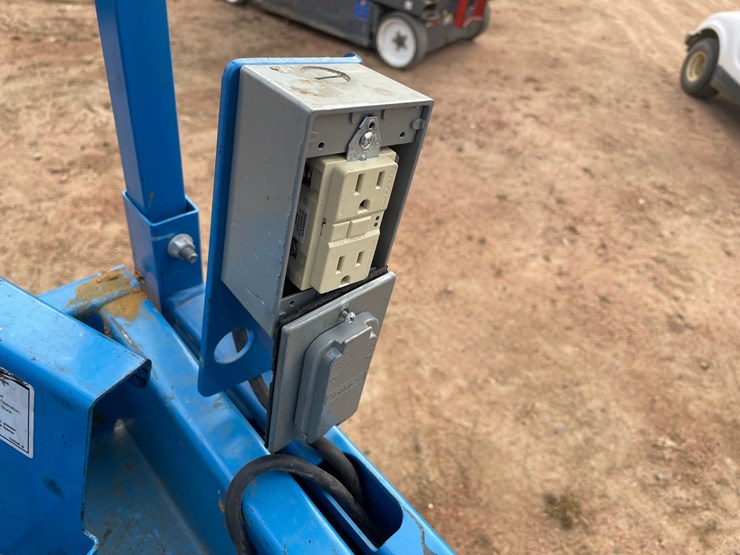 #1901-•-2016-genie-gs2632-electric-scissor-lift-image-23