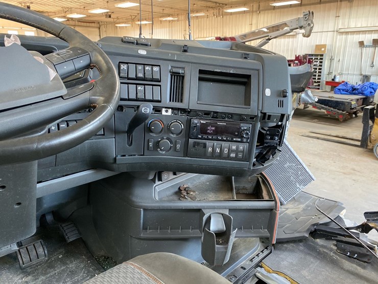 #6984-•-2024-volvo-sleeper-cab-semi-truck-tractor-image-44