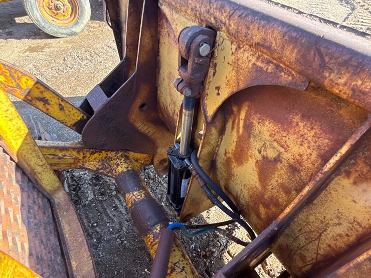 #6924-•-john-deere-440-ic-series-crawler-loader-image-16