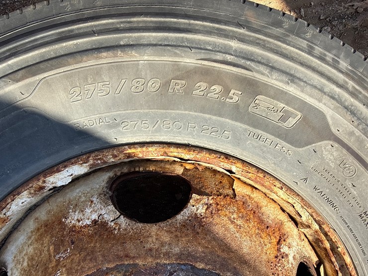#6979-•-(1)-michelin-x-line-energy-275-80-r-22.5-commercial-truck-tire-mounted-on-steel-wheel-image-6