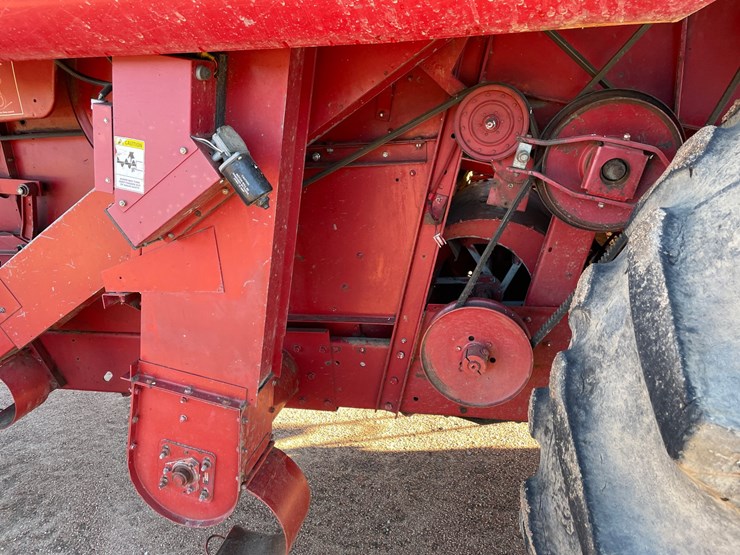 #1898-•-1991-ih-1660-axial-flow-combine-image-33