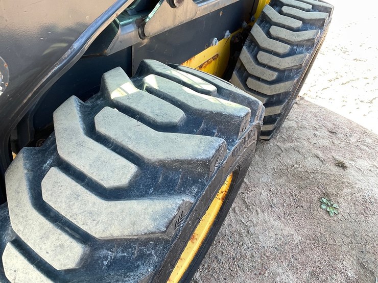 #1905-•-new-holland-l228-skid-steer-image-16