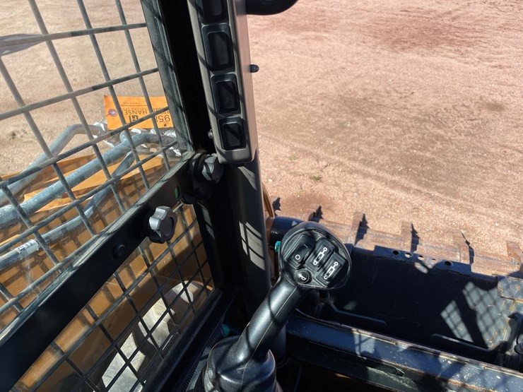 #1079-•-2014-case-sr220-skid-steer-image-19