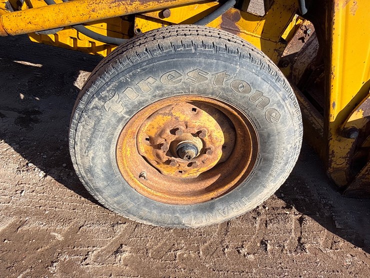#6925-•-massey-ferguson-mf-30-industrial-tractor-with-front-loader-and-rear-box-scraper-image-20
