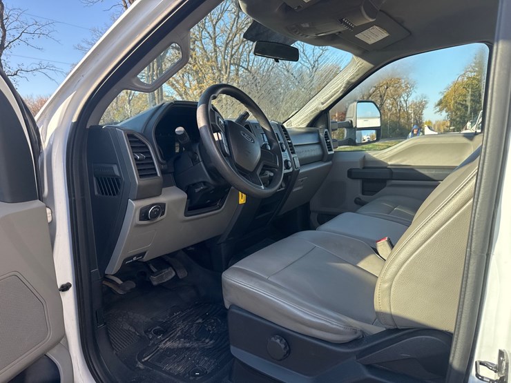 #6900-•-2017-ford-super-duty-xl-box-truck-(wi-title-in-delay)-image-17