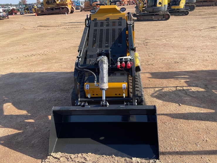 #3236-•-cfg-kjt27-skid-steer-loader-image-2
