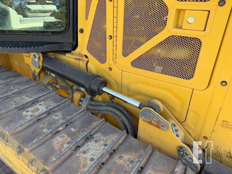 2020-caterpillar-d1-image-35