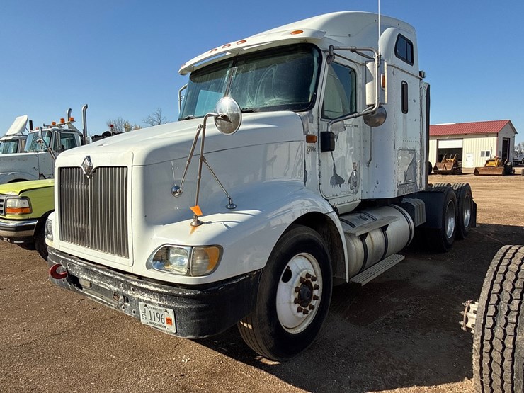 #6906-•-2002-international-9200i-sleeper-semi-truck-tractor-(has-wi-title)-image-1