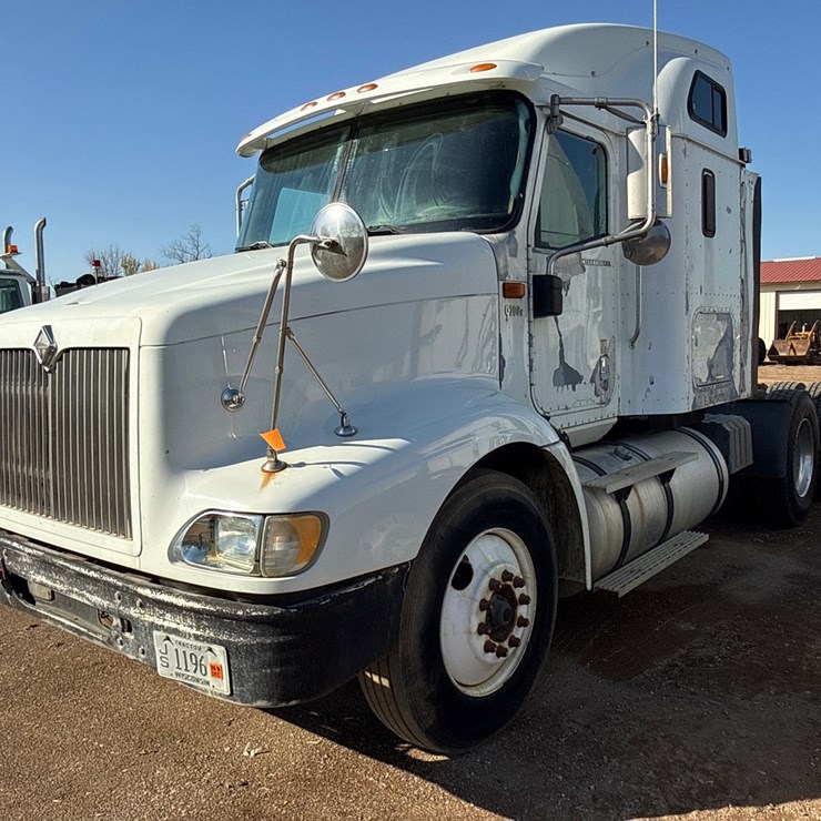 #6906 • 2002 International 9200i Sleeper Semi Truck Tractor (Has WI Title)