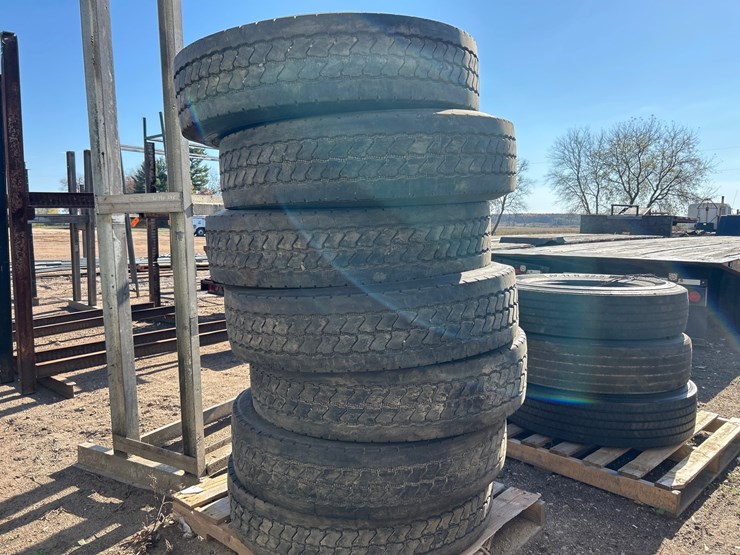 #6958-•-(7)-commercial-truck-tires-image-3