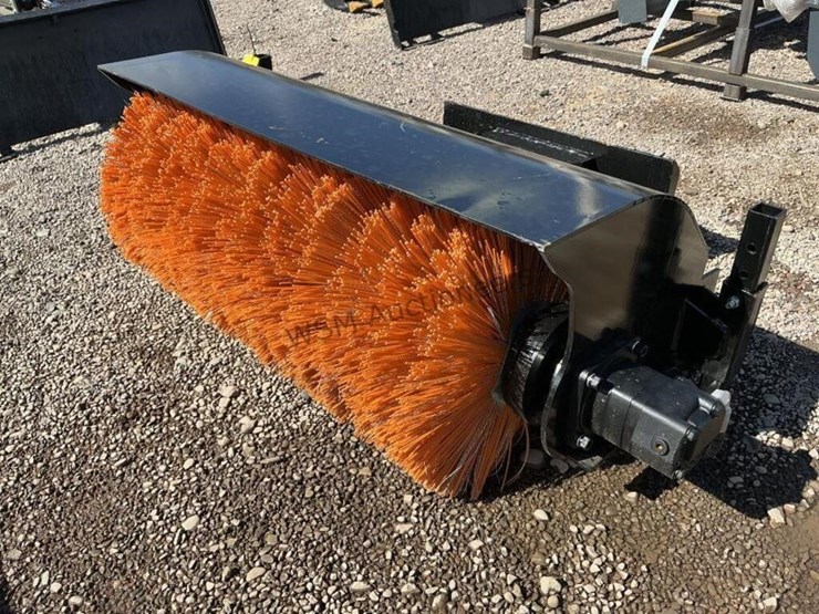 2026-giyi-36in-sweeper-for-stand-up-skid-steer-image-4