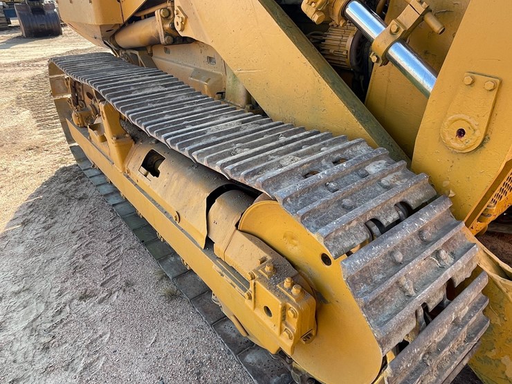 #1910-•-komatsu-d575-1-track-loader-image-12