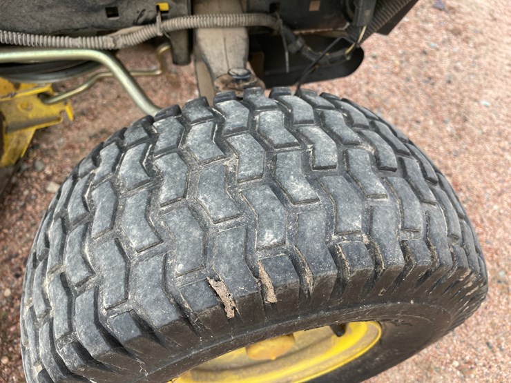 #1011-•-200-john-deere-l110-riding-lawn-mower-image-13