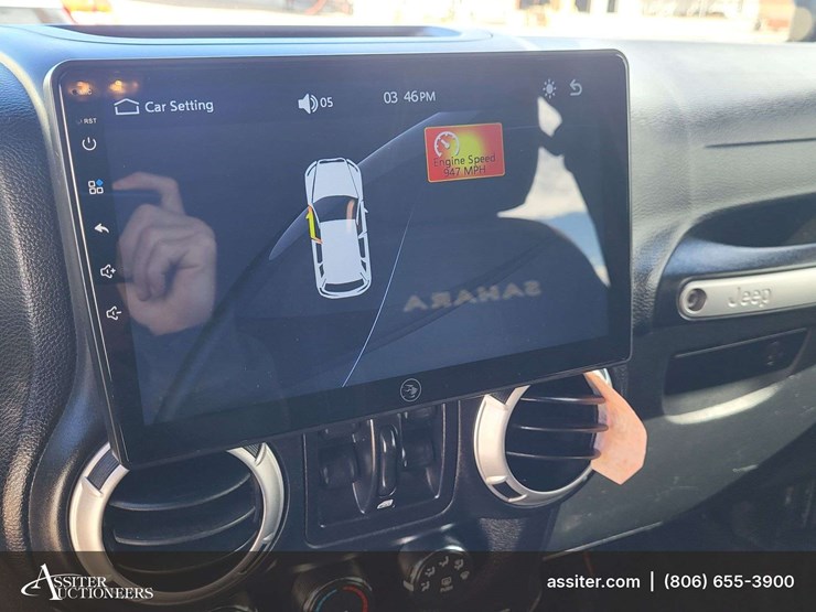 2015-jeep-wrangler-unlimited-sahara-image-16