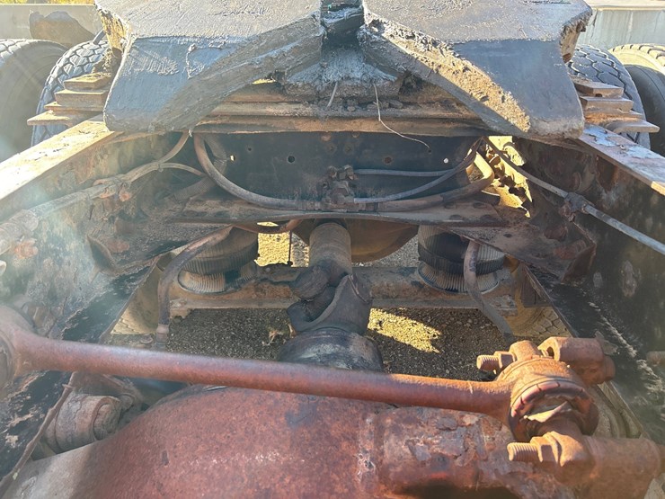#6903-•-1995-volvo-gm-wg64t-tandem-axle-day-cab-semi-tractor-(has-wi-title)-image-29