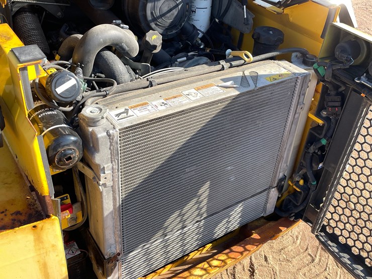 #1081-•-new-holland-l228-skid-steer-image-11