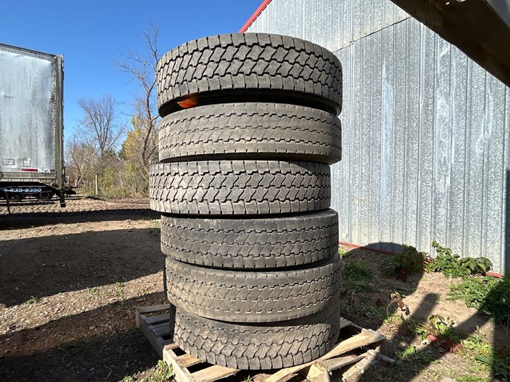 #6961-•-(6)-11r22.5-commercial-truck-tires-image-2