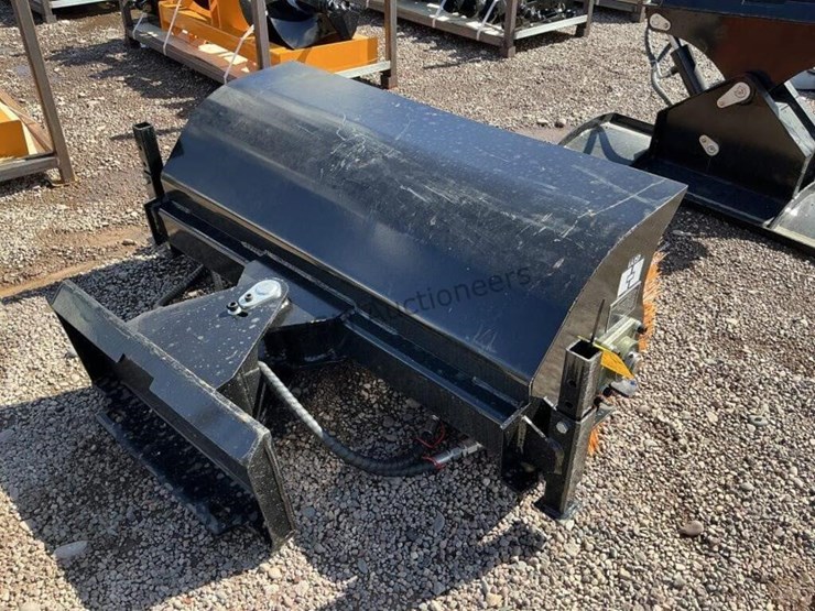2026-giyi-36in-sweeper-for-stand-up-skid-steer-image-2