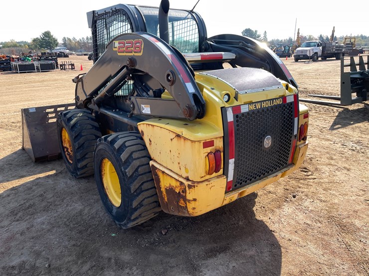 #1906-•-new-holland-l228-skid-steer-image-3