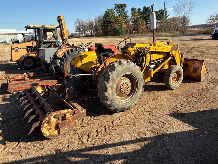#6925-•-massey-ferguson-mf-30-industrial-tractor-with-front-loader-and-rear-box-scraper-image-4