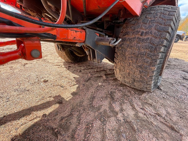 #1019-•-kubota-f2400-4wd-tractor-with-attachments-image-68