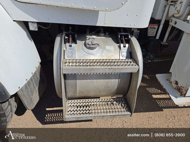 2006-peterbilt-335-image-24
