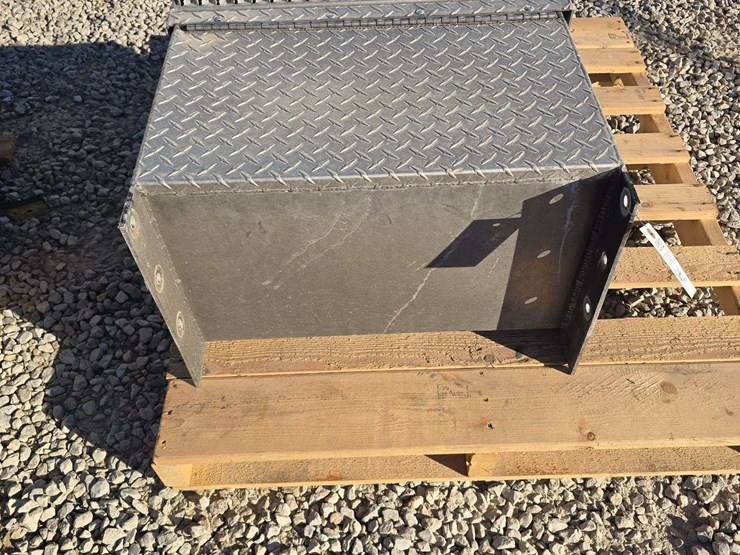 side-toolboxes-with-step-image-5