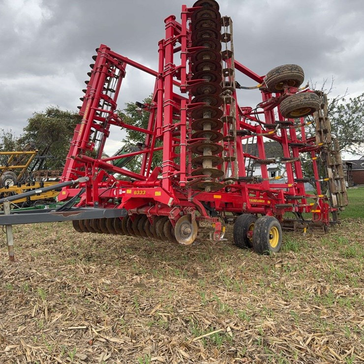Sunflower 6333 Finishing Tool, 31ft, HD Main Frame Tires, 10'' Bolt on Sweeps, HYD. Disc Gang Adjust, 19 3/4'' blades, Soil Finisher, C-Shank, Beater Bar and 3 Bar Harrow, Rear Hitch and Hyd, s/n- AGC56330KZ600027X31