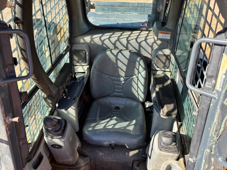 #1086-•-2016-gehl-v400-skid-steer-with-bucket-image-28
