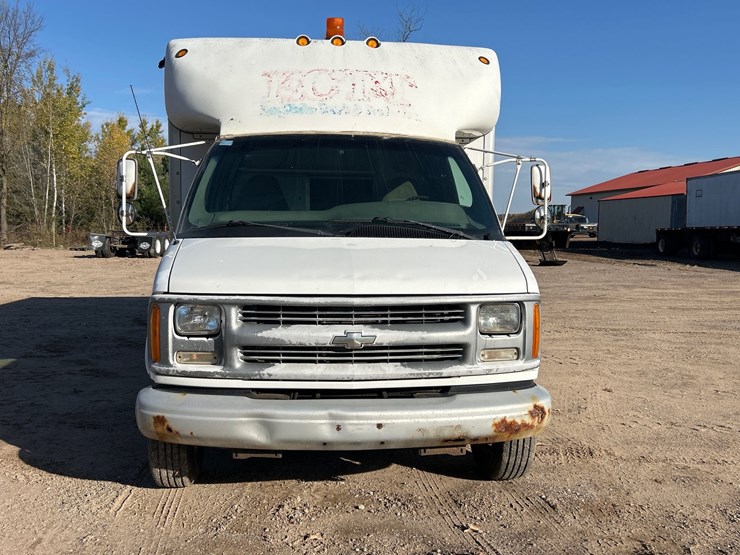 #6932-•-2000-chevrolet-3500-box-truck-(has-wi-title)-image-8