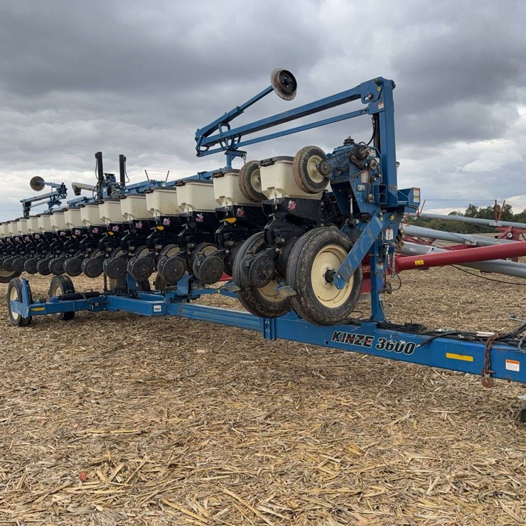 Kinze 3600 Planter, 16/31 Box Fill, No-Tills, Corn and Soybean Meters, Ground Drive, Markers, KPM-III Monitor, Fold Box, s/n- 624526