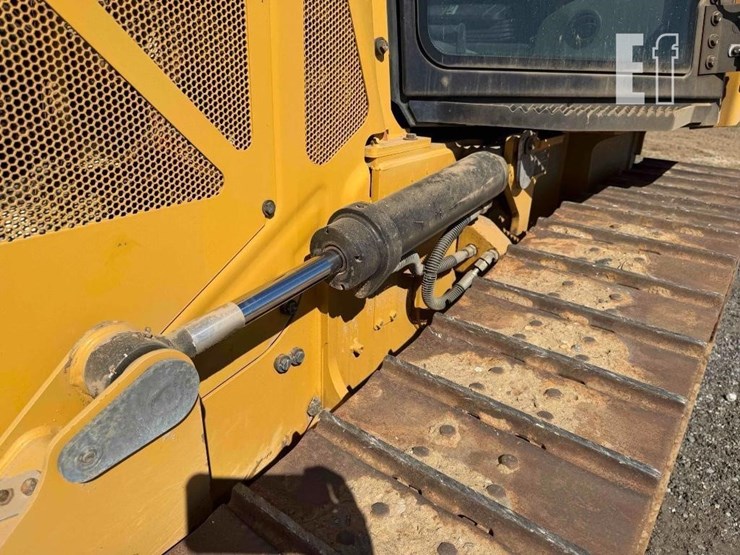 2020-caterpillar-d1-image-46