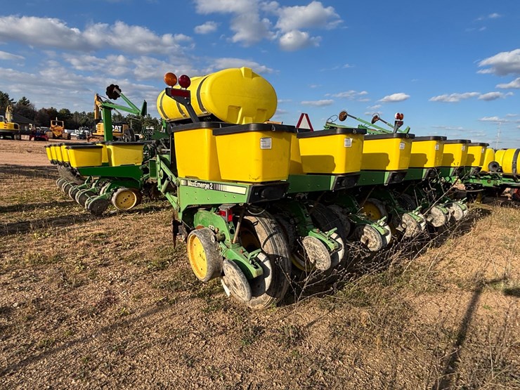 #1948-•-john-deere-7200-16-row-planter-image-6