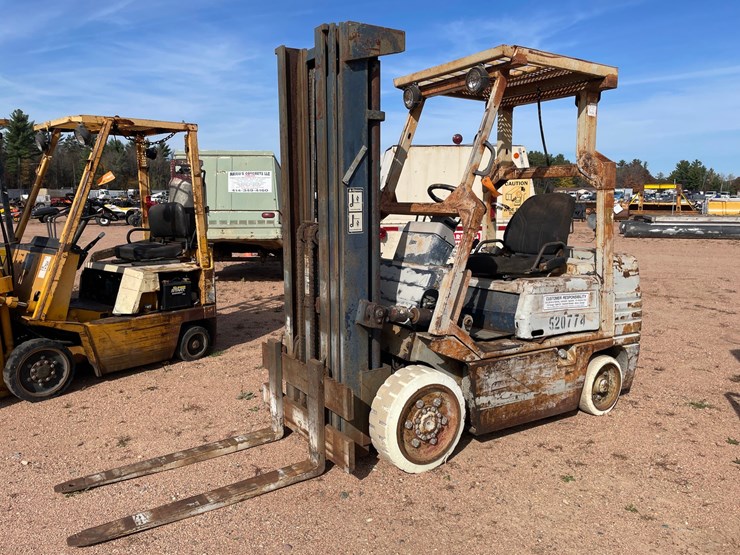 #1899-•-nissan-gas-forklift-image-1