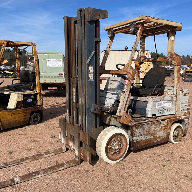 #1899 • Nissan Gas Forklift