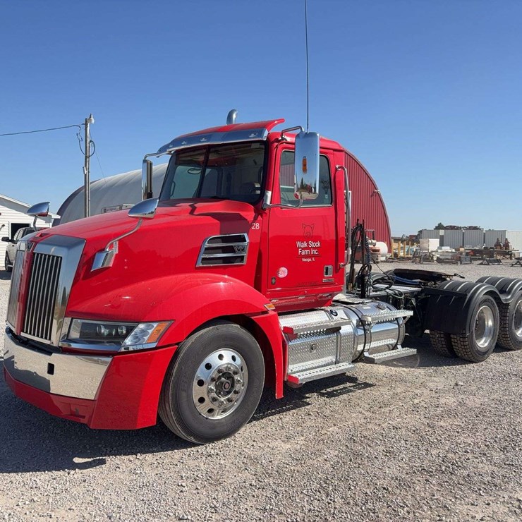 2020 Western Star 5700XE day cab semi, single line wet kit, air ride cab, leather heated seats, Eaton Fuller 13 speed transmission,80 gallon twin fuel tanks, 625,237 miles, sliding 5th wheel, heated mirrors, BT radio, Detroit DD13 engine, W.B: 210, VIN# 5KJJBLDV8LLLU0752