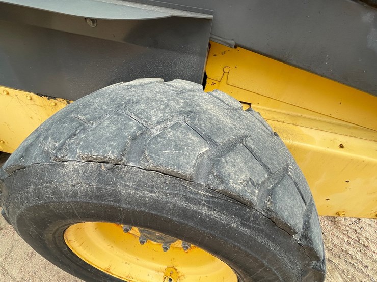 #1083-•-new-holland-l185-wheeled-skid-steer-image-12