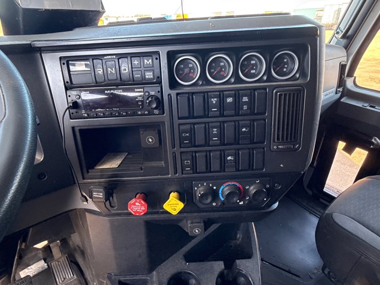 #6907-•-2022-mack-anthem-an64t-sleeper-semi-truck-image-15