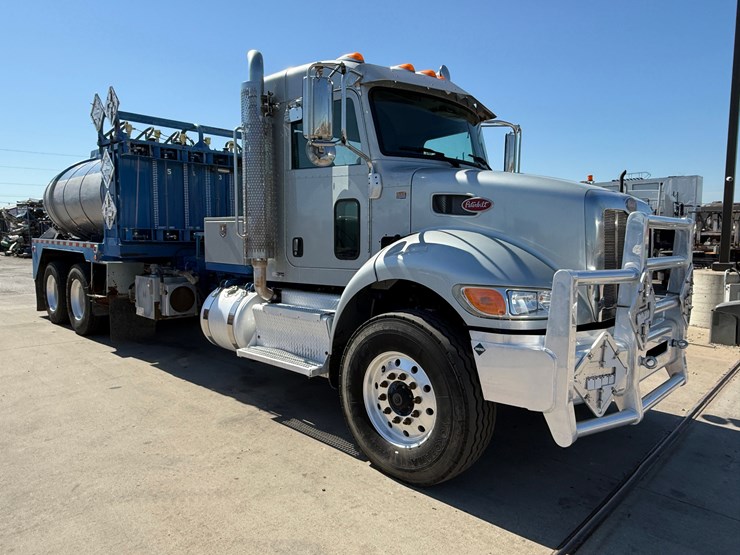 2015-peterbilt-348-image-2