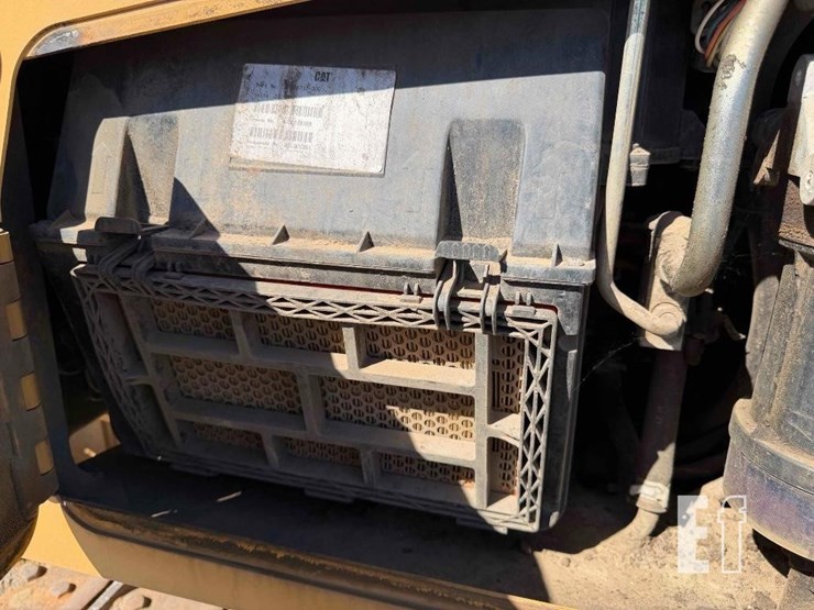 2020-caterpillar-d1-image-16