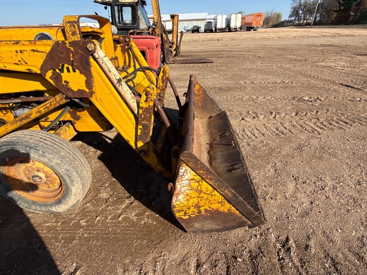 #6925-•-massey-ferguson-mf-30-industrial-tractor-with-front-loader-and-rear-box-scraper-image-21